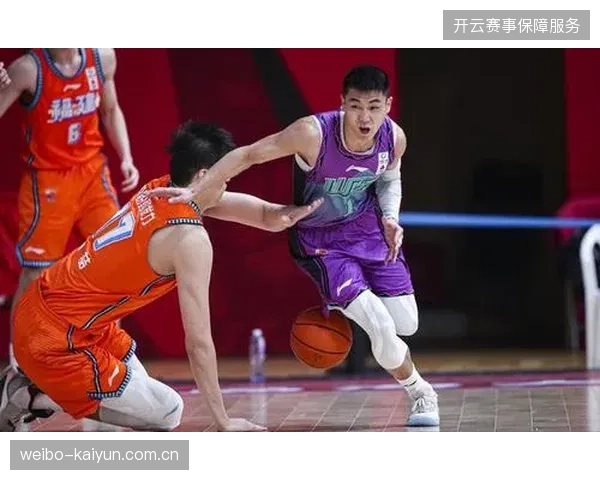 刘殿座在对阵山东泰山的关键战中上演3次神扑,力保球队一球小胜稳固榜首 刘殿座在对阵山东泰山的关键战中上演3次神扑,力保球队一球小胜稳固榜首